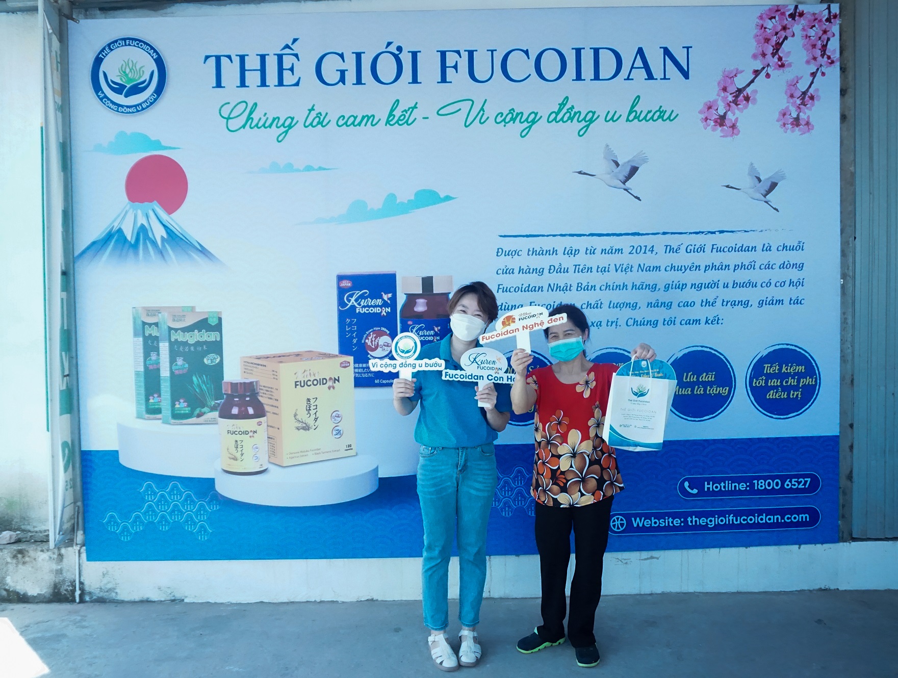 Các cô bác rất hào hứng tham gia check-in tại Thế Giới Fucoidan chi nhánh 4