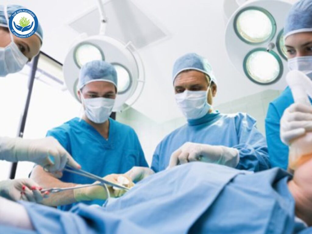 Phẫu thuật có thể liên quan đến việc loại bỏ một phần hoặc toàn bộ dạ dày