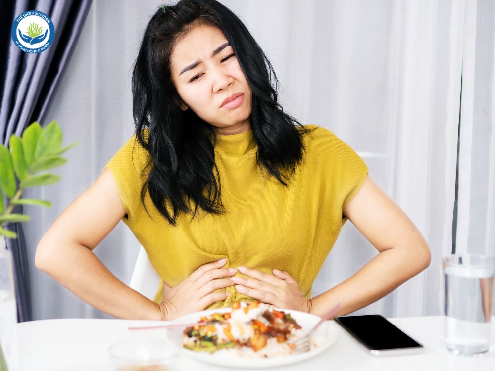 Đầy bụng khó tiêu là cảm giác thường xuất hiện sau khi ăn, là khi bụng bị căng tức và trương lên