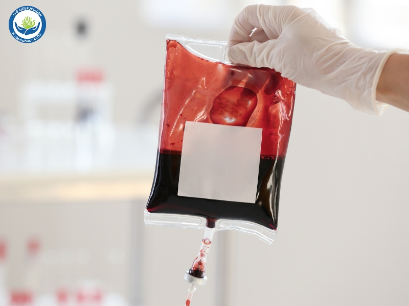 Truyền máu giúp bù lại lượng máu đã mất cho bệnh nhân.