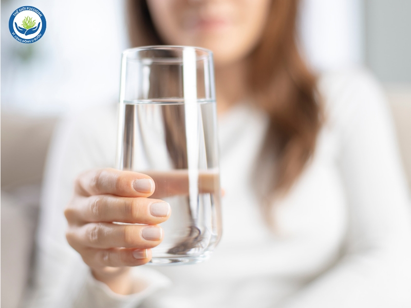Sau khi hóa trị, bệnh nhân nên uống nhiều nước để hỗ trợ đào thải độc tố ra ngoài.