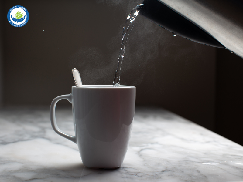 Uống nước ấm giúp giảm cơ ho