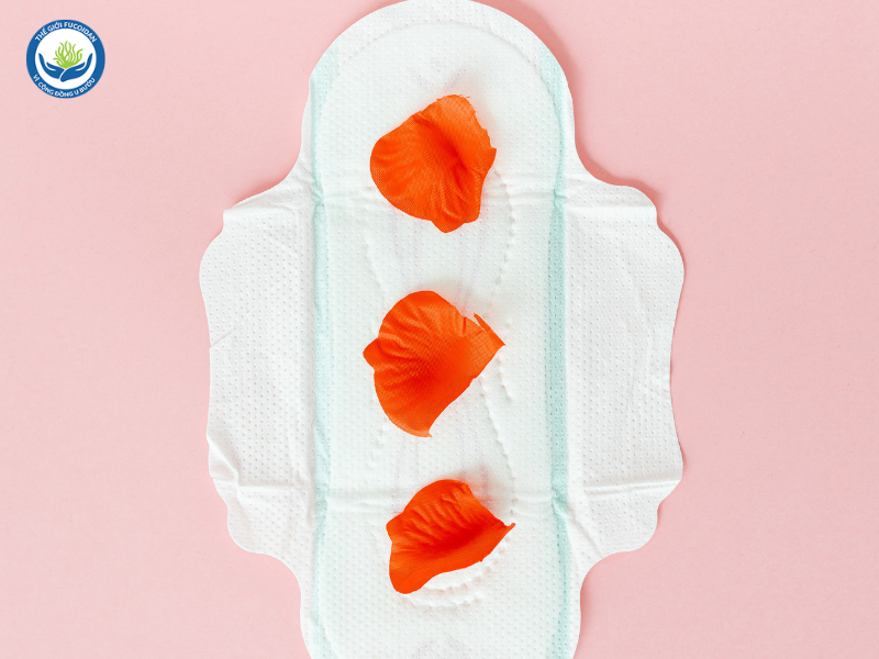 Ra máu âm đạo bất thường (ngoài kỳ kinh, sau quan hệ, hoặc sau mãn kinh) là dấu hiệu ban đầu UT cổ tử cung