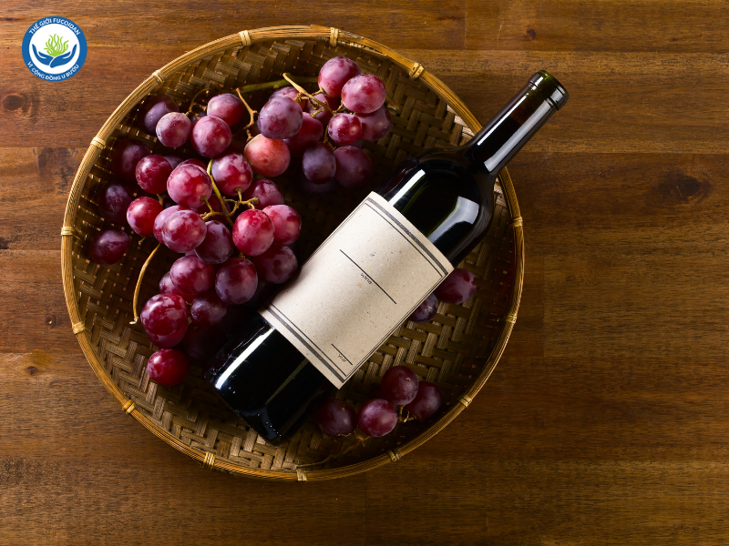 Nho tím & rượu vang đỏ Chứa resveratrol, giúp ngăn chặn quá trình oxy hóa LDL-cholesterol và